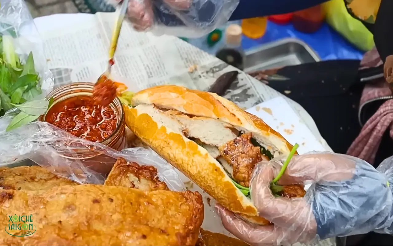 bánh mì chả Huế