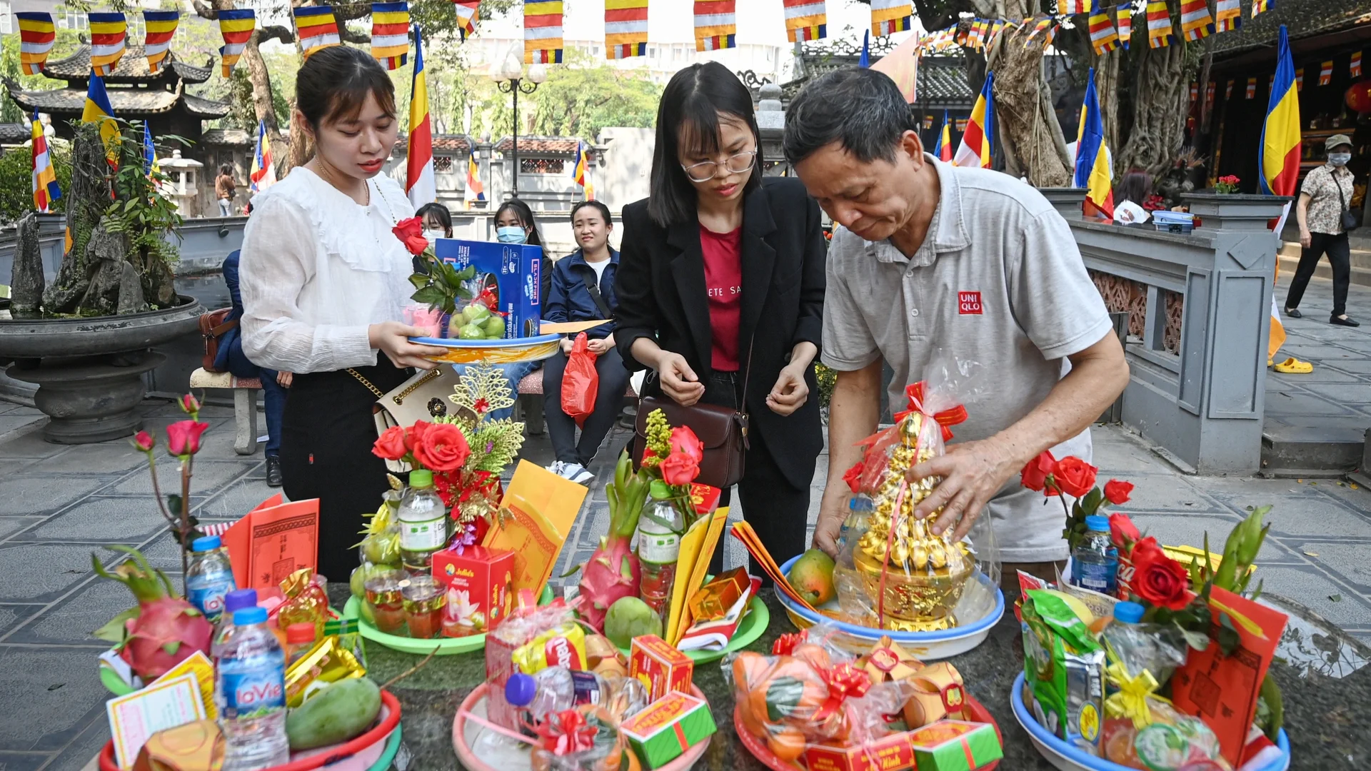 Chuẩn bị lễ vật chu đáo trước khi đến chùa